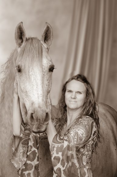 zwart-wit portret van paard en ruiter|Picturesbygj zwart-wit portret van paard en ruiter|Picturesbygj